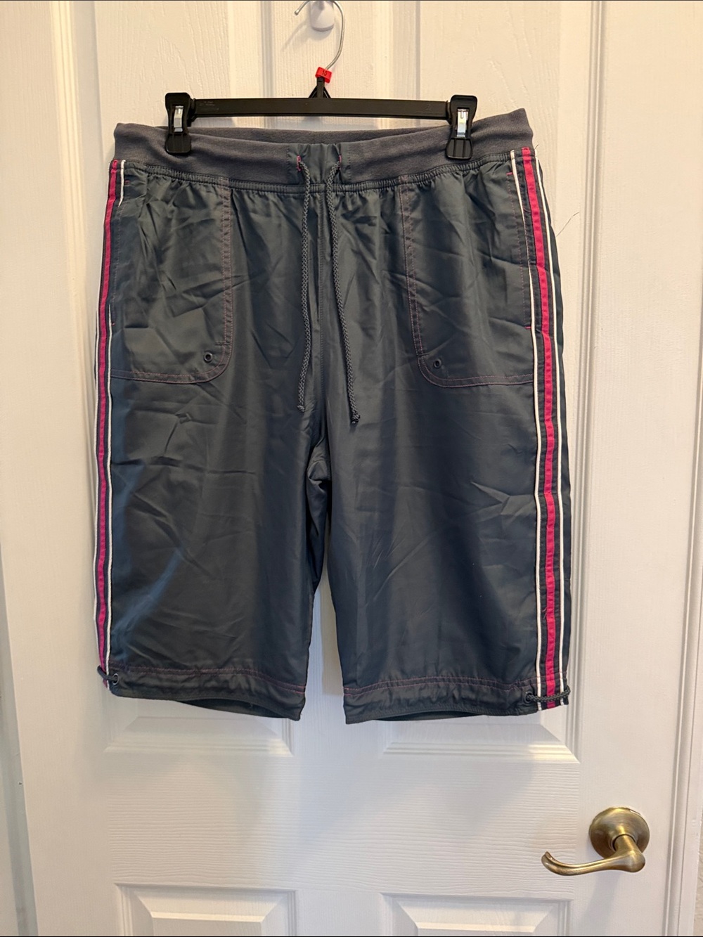 Fu Da Wimen’s Grey Athletic Drawstring Capris with Pink Accent